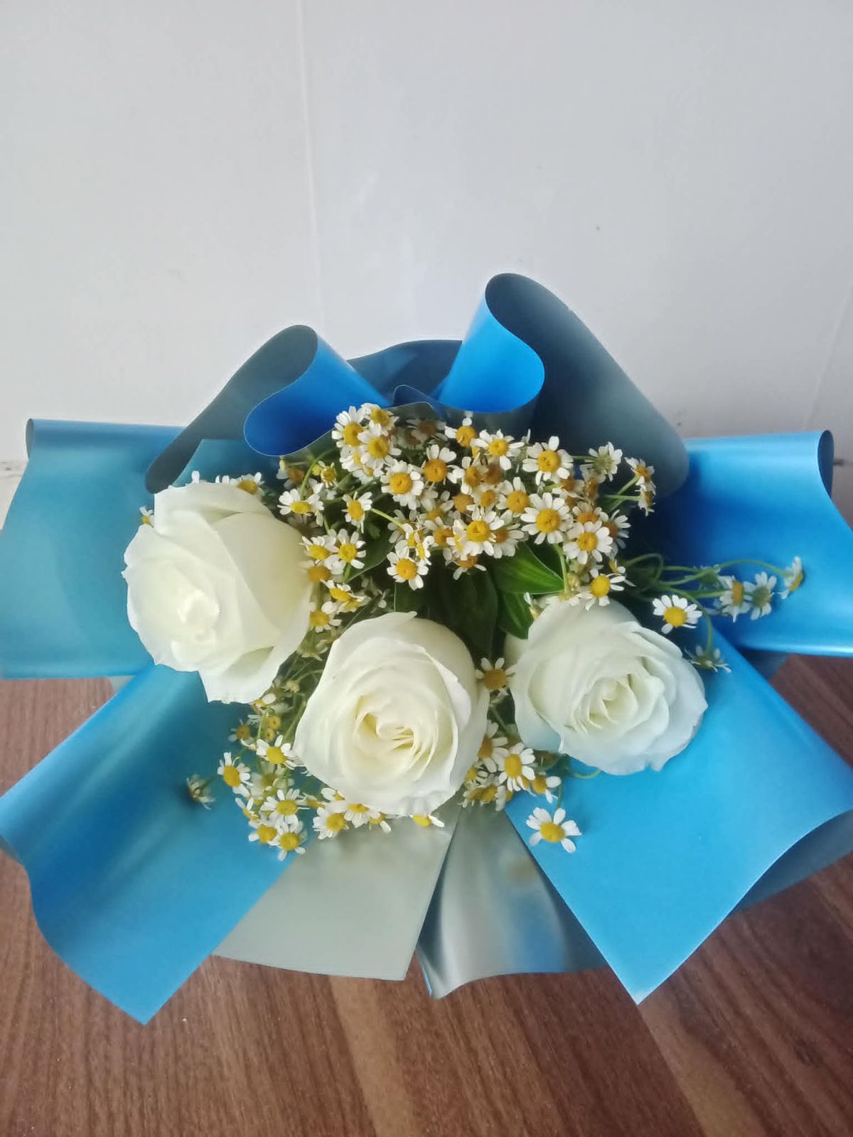 3 white roses bouquet with chamomile daisies – Floristella Philippines