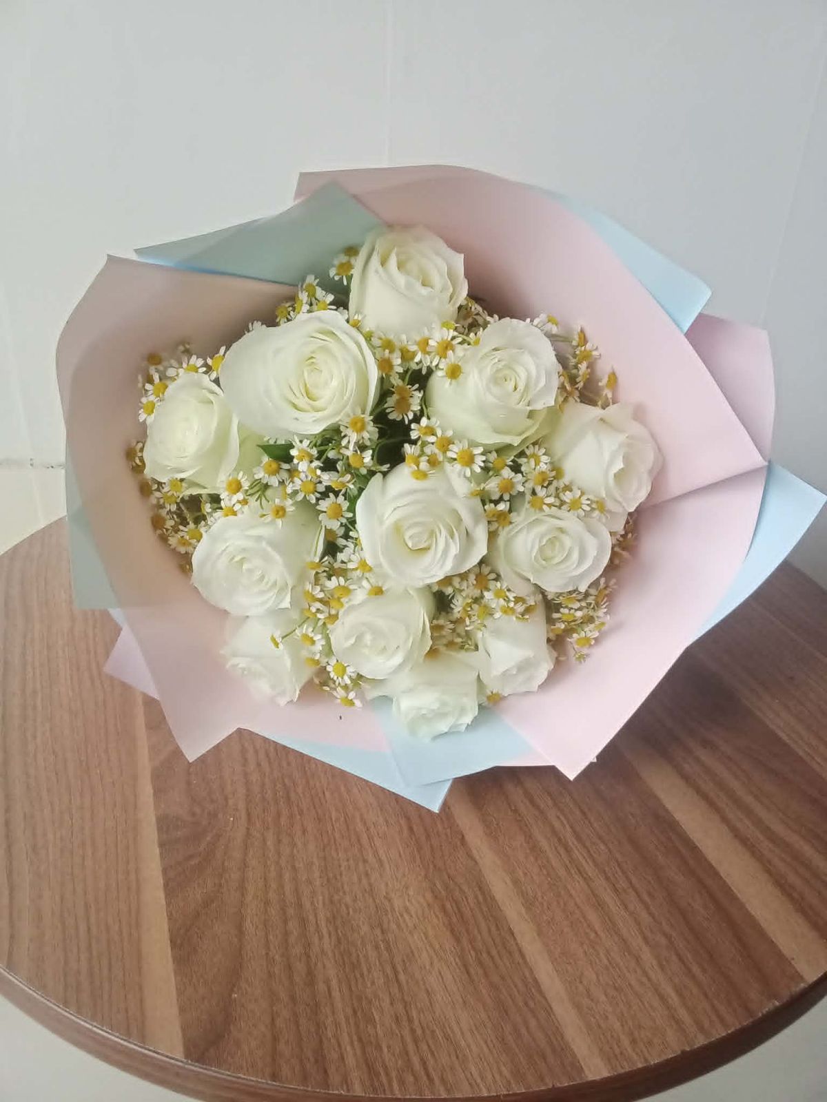 12 white roses bouquet with chamomile daisy filler – Floristella Philippines
