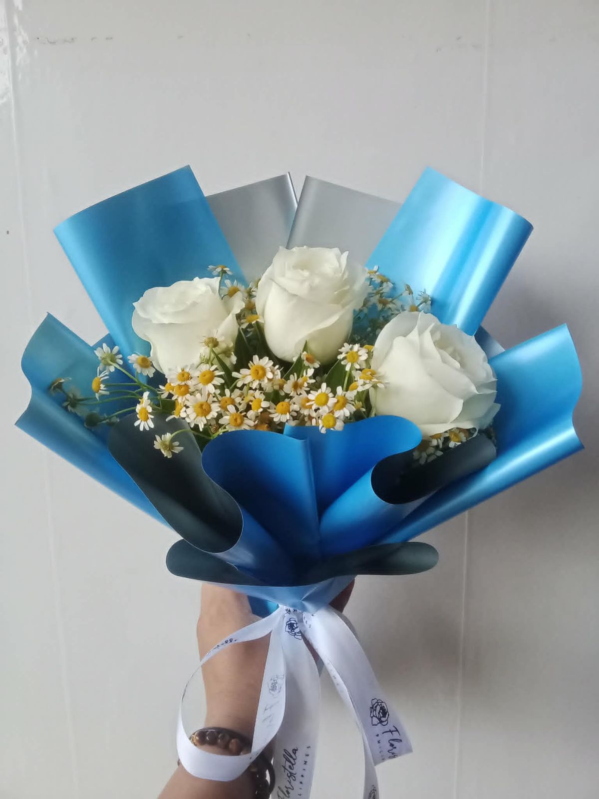 3 white roses bouquet with chamomile daisies – Floristella Philippines
