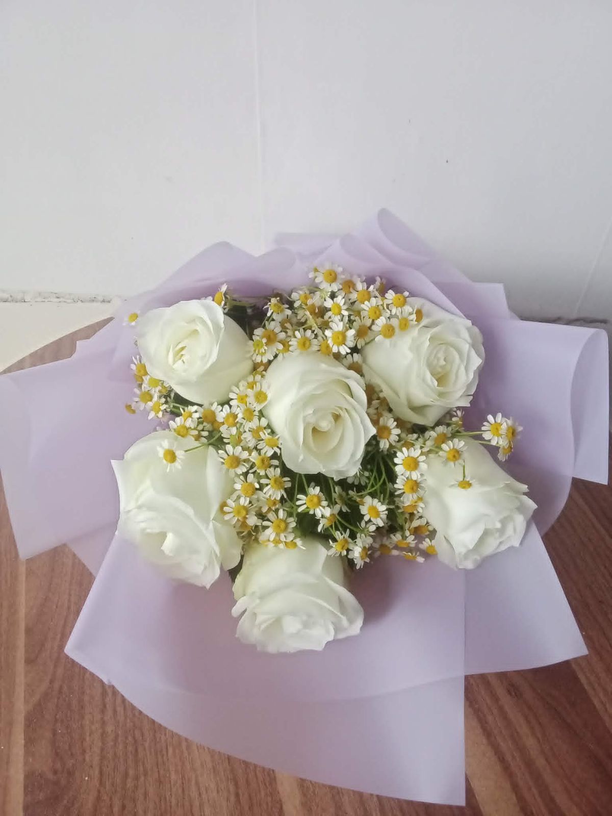 6 white roses bouquet with chamomile daisy filler – Floristella Philippines