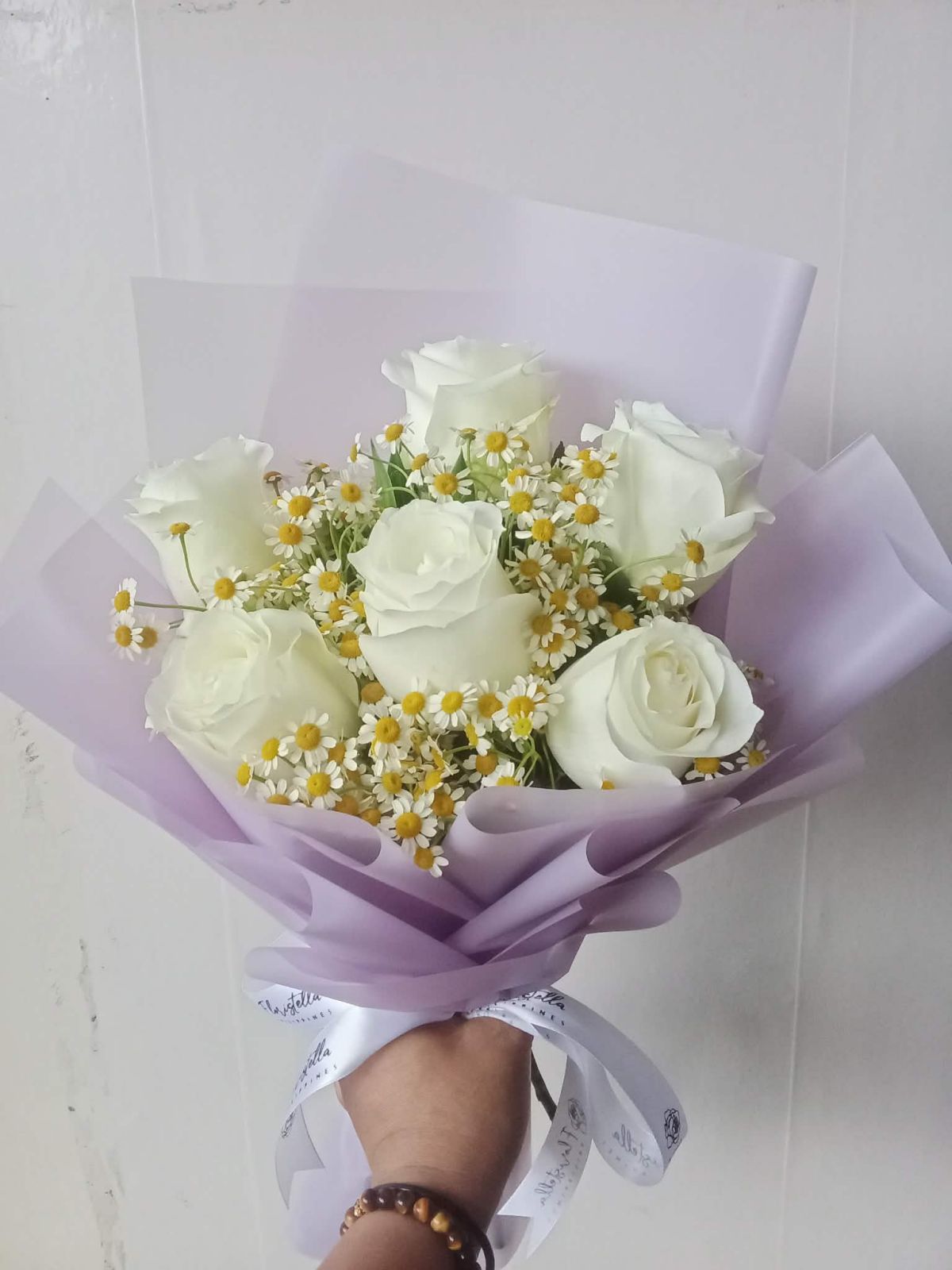 6 white roses bouquet with chamomile daisy filler – Floristella Philippines